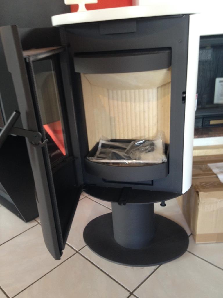 Les poêles à bois Burgos, Evora, Laredo, Ovalis et Navia de ROMOTOP sont tous dotés en série d’un système de verrouillage manuel de la porte.